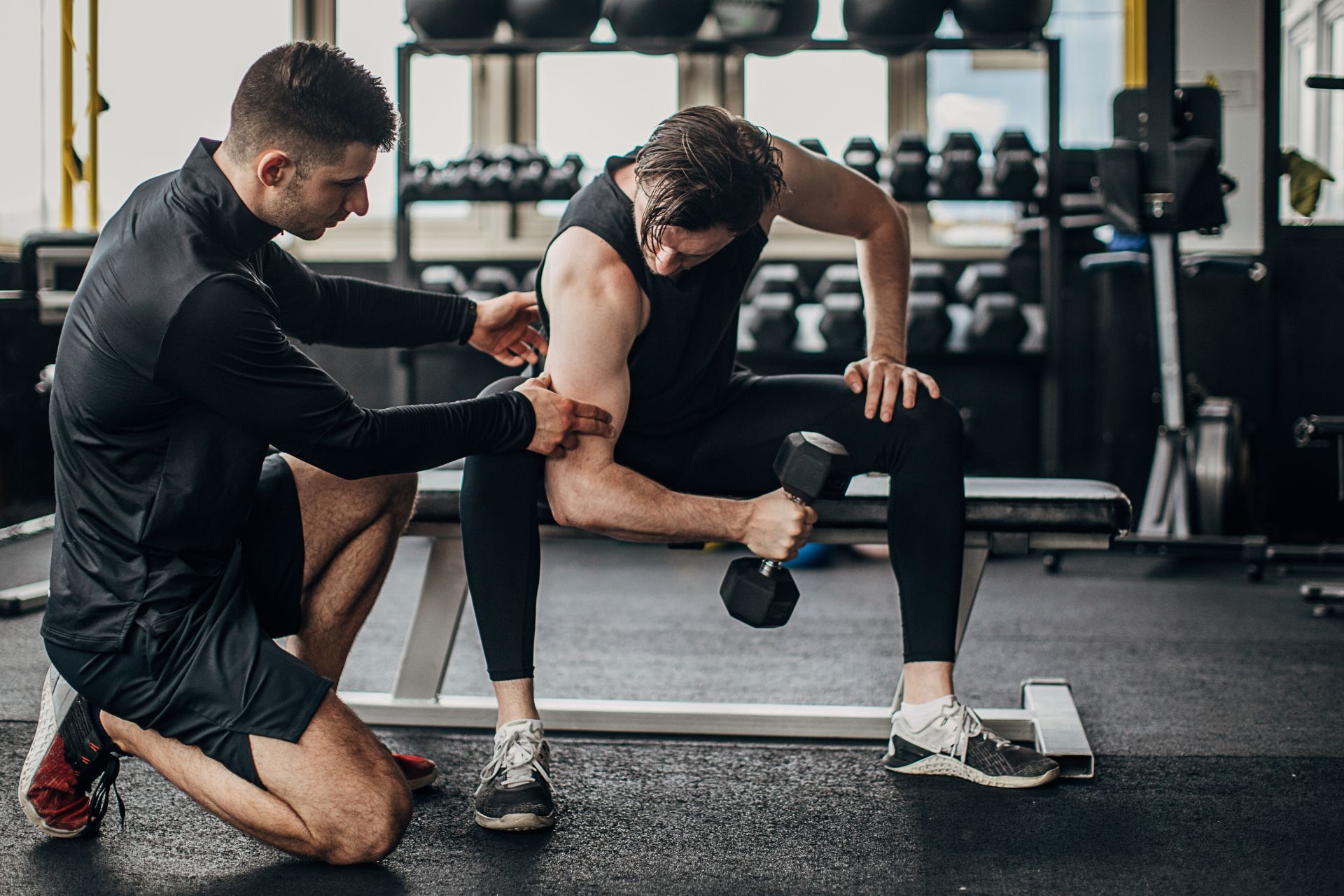 How does the buoyancy of water assist in reducing the stress on the shoulder joint during aquatic therapy sessions?