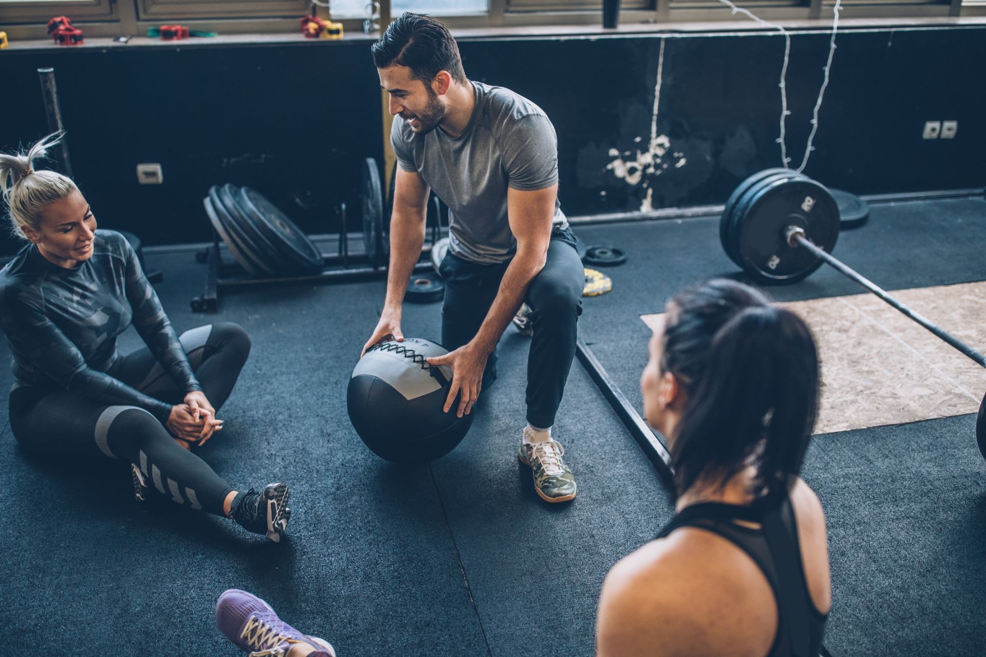 How does running technique, such as stride length and cadence, affect the biomechanics of the knee and potentially lead to runner's knee?